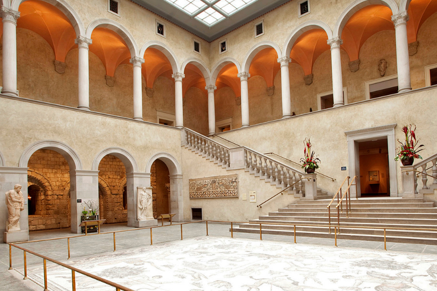 Inside of Worcester Art Museum, points to museum pass page.